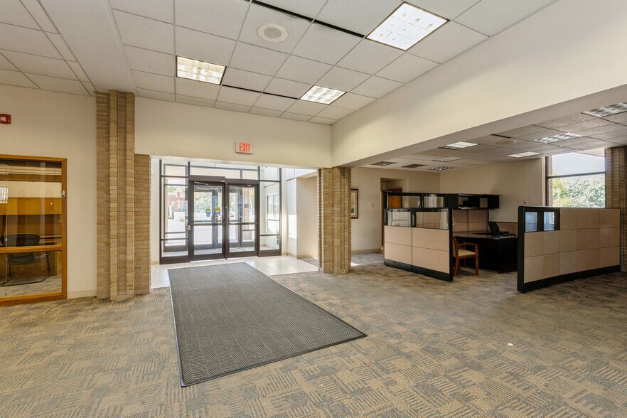 More Photos Of 4505 Douglas Ave, Des Moines General Retail For Sale