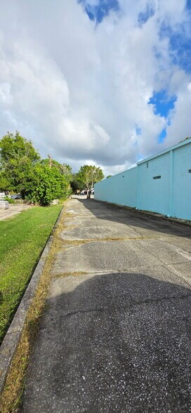More Photos Of 975 N Courtenay Pky, Merritt Island Showroom For Lease