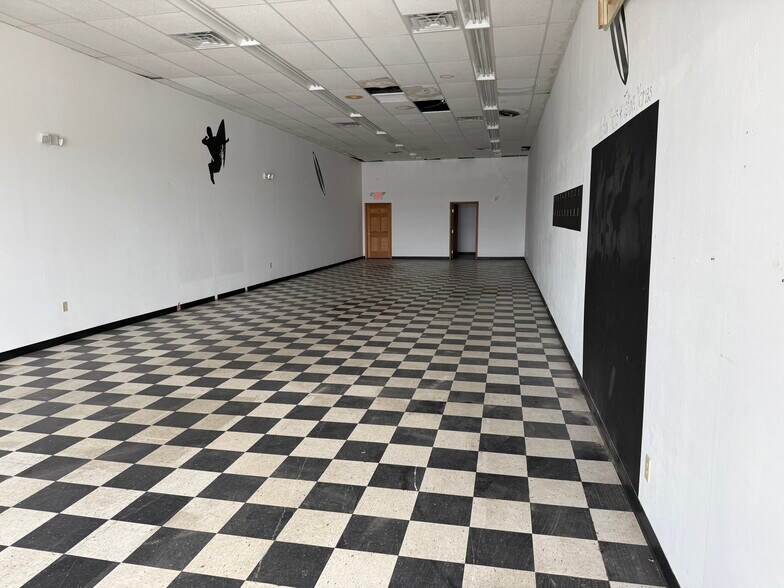 More Photos Of 300-320 Wolf River Plz, New London Freestanding For Lease