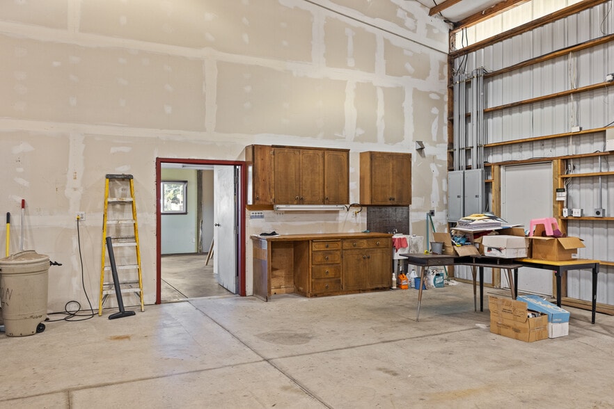 More Photos Of 100 N 7th St, Lakeside Showroom For Sale