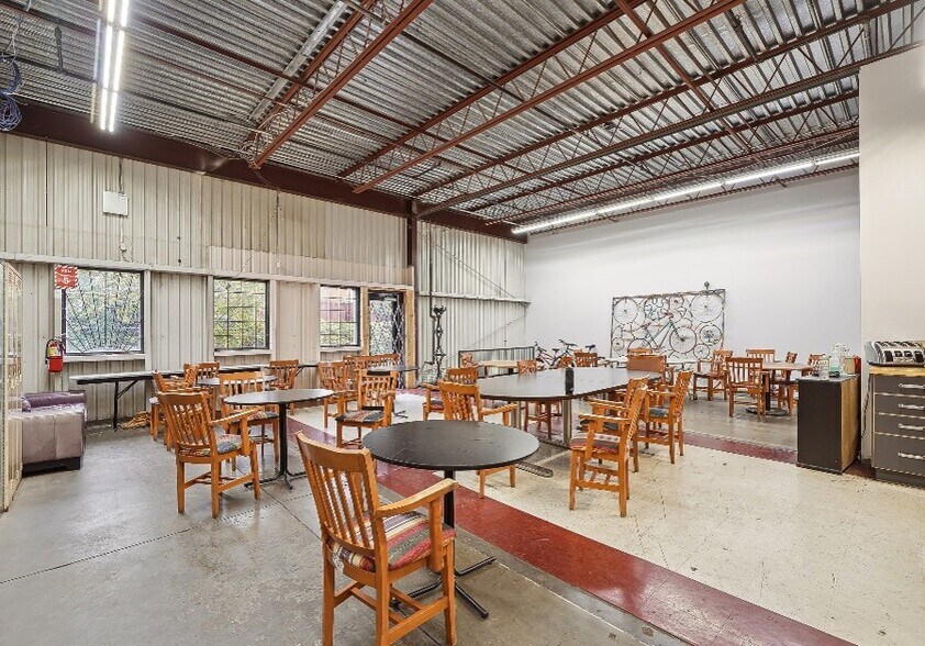 More Photos Of 3075 Rue Sainte-Catherine E, Montréal Warehouse For Sale