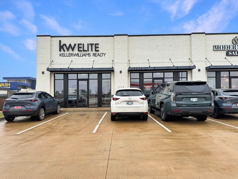 More Photos Of 901 E Main St, Yukon General Retail For Lease