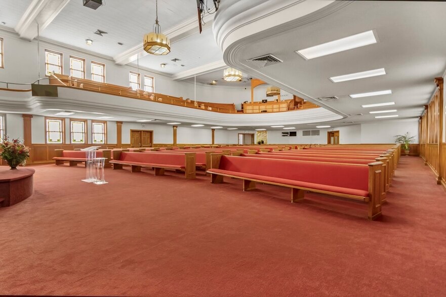 More Photos Of 102 W Bow St, Tyler Religious Facility For Sale