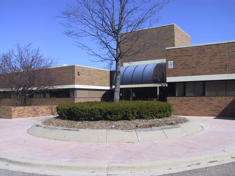 More Photos Of 2900 Union Lake Rd, Commerce Township Office For Sale