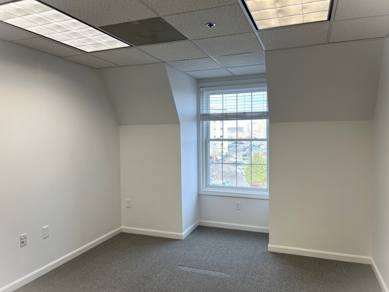 More Photos Of 10 Cedar St, Woburn Office For Sale