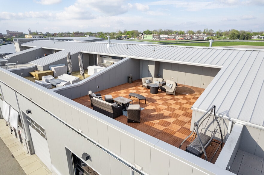 More Photos Of 154 W Speed Way, Pontiac Parking Garage For Sale