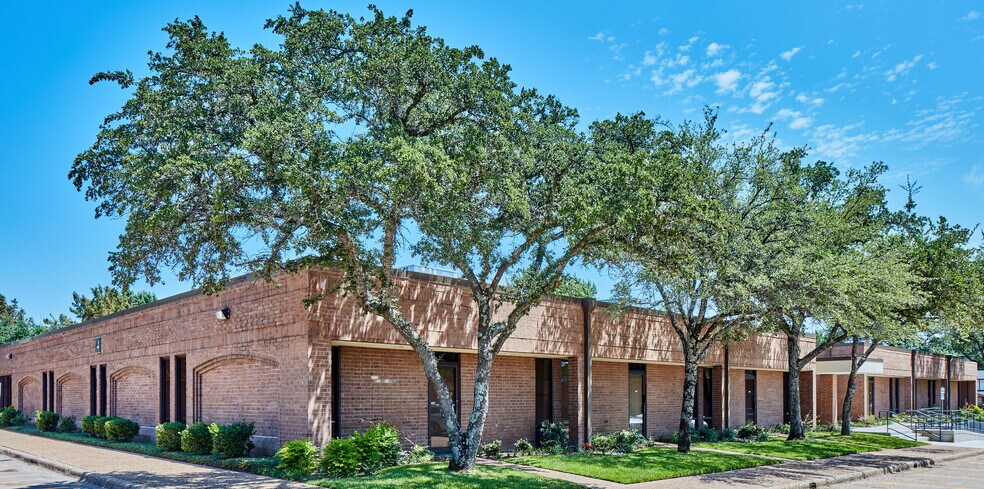 Primary Photo Of 3800 Paluxy Dr, Tyler Office For Lease