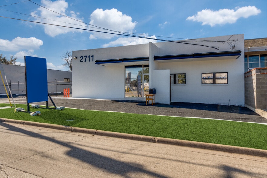 More Photos Of 2711 Irving Blvd, Dallas Light Distribution For Lease