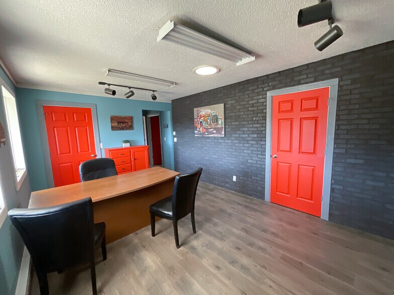 More Photos Of 25300 S State Route D, Cleveland Auto Repair For Lease