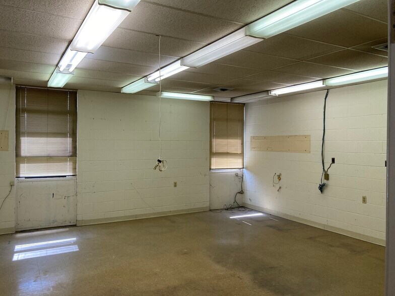 More Photos Of 3901 Lefferson Rd, Middletown Warehouse For Lease