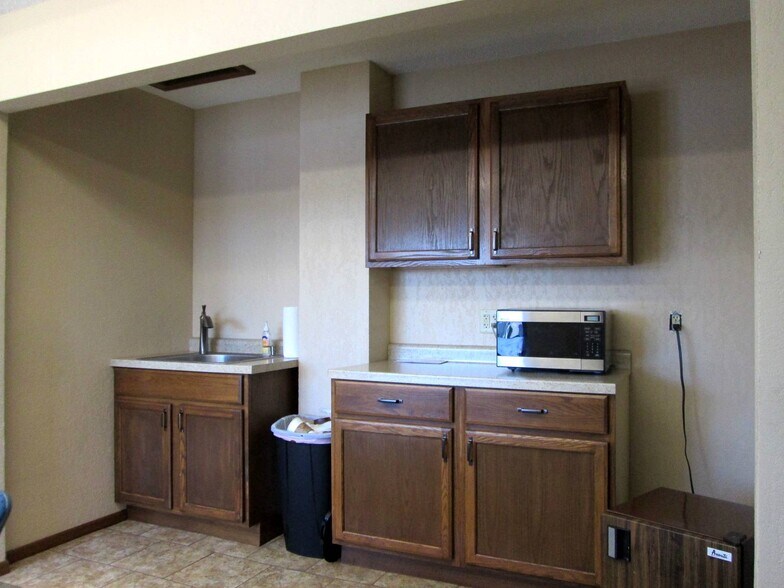 More Photos Of 101 7th St S, Saint James Freestanding For Lease