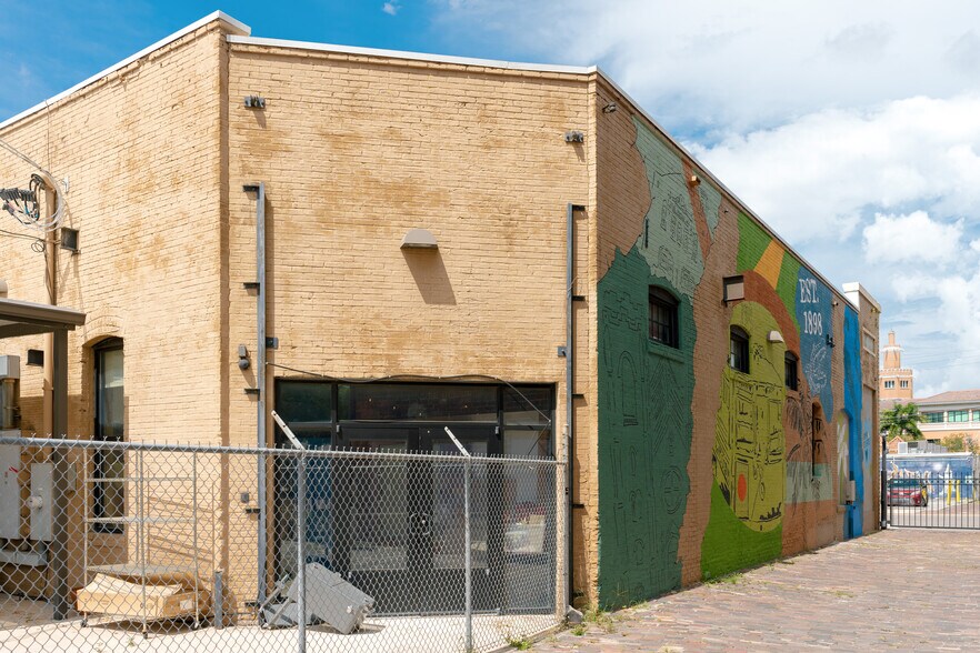 More Photos Of 1613 N Franklin St, Tampa General Retail For Lease
