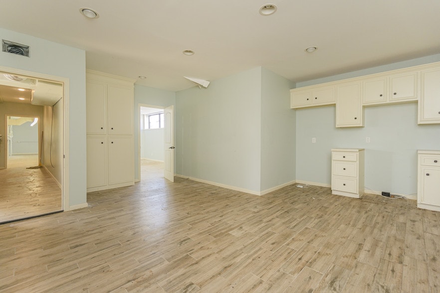 More Photos Of 2415 Church St, Galveston Light Distribution For Lease