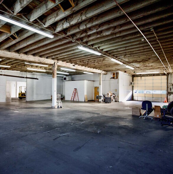 More Photos Of 1105 SE Woodward St, Portland Warehouse For Sale