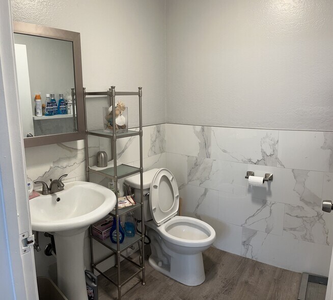 More Photos Of 2651 W Woodland Dr, Anaheim Manufacturing For Lease