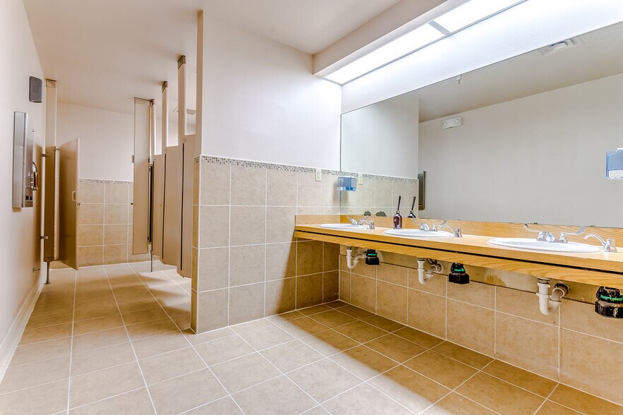 More Photos Of 2350 Valley View Ln, Dallas Loft Creative Space For Lease