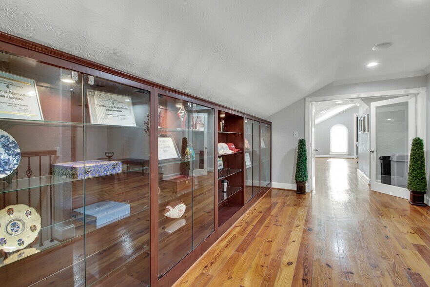 More Photos Of 12802 Willow Centre Dr, Houston Office For Sale