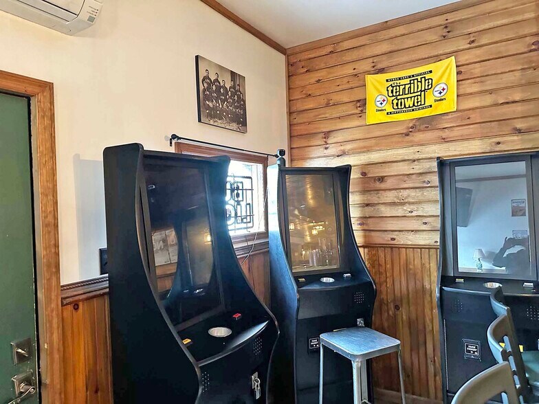 More Photos Of 129 Pike St, Carbondale Bar For Sale