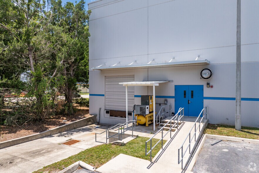 More Photos Of 2511 Corporate Way, Palmetto Light Distribution For Lease