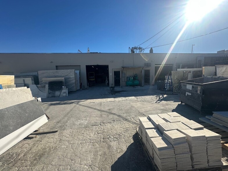 More Photos Of 13423 Wyandotte St, North Hollywood Warehouse For Lease