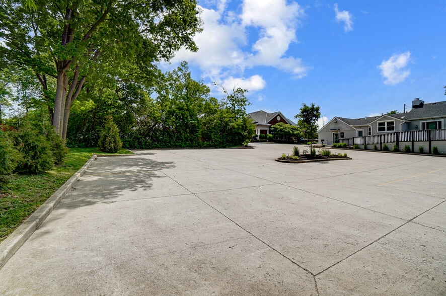 More Photos Of 235 W Franklin St, Centerville Storefront Retail Office For Lease