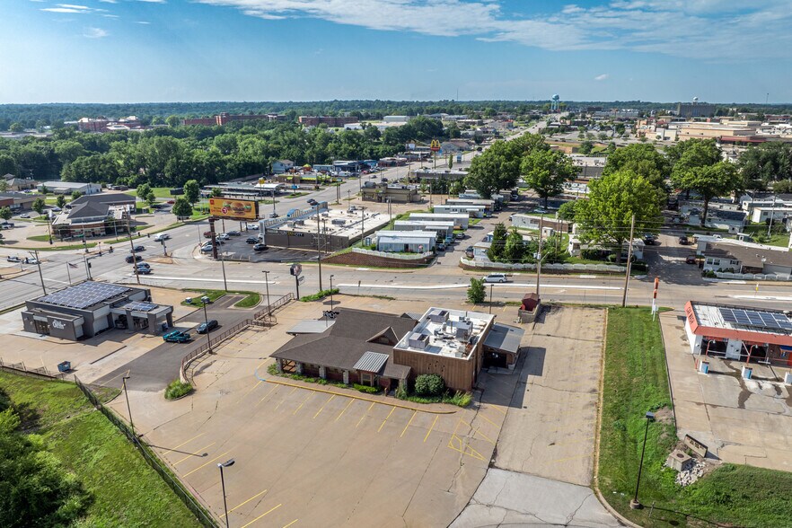 More Photos Of 3704 Faraon St, Saint Joseph Restaurant For Lease