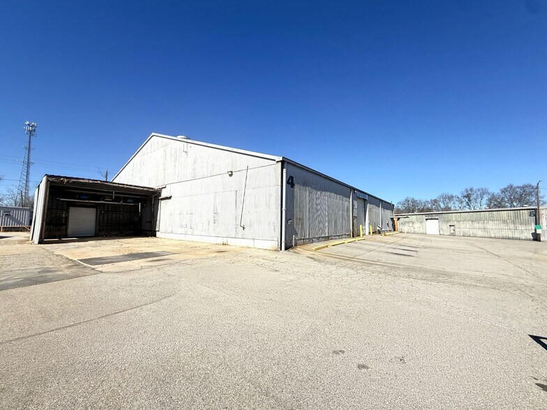 More Photos Of 878 E Broadway St, Griffin Industrial For Lease