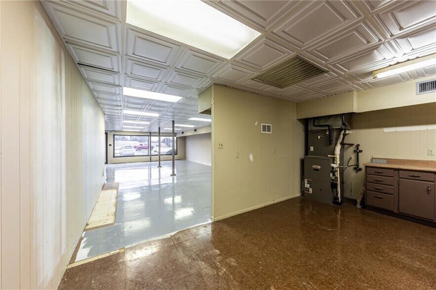 More Photos Of 2327 N Belt Hwy, Saint Joseph General Retail For Lease