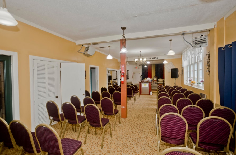 More Photos Of 193 Elm St, Holyoke Flex For Sale