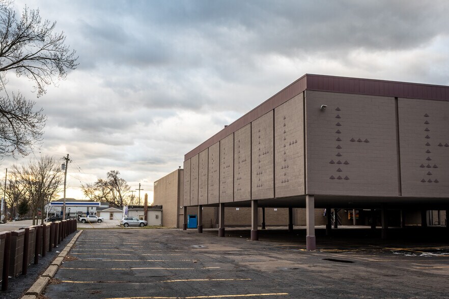 More Photos Of 3490 12 Mile Rd, Berkley General Retail For Sale