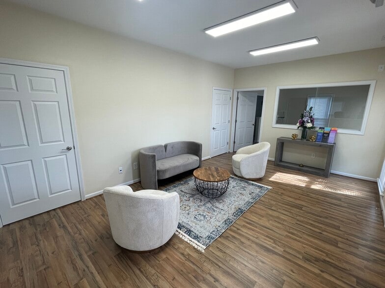 More Photos Of 2112 Skibo Rd, Fayetteville Office For Lease