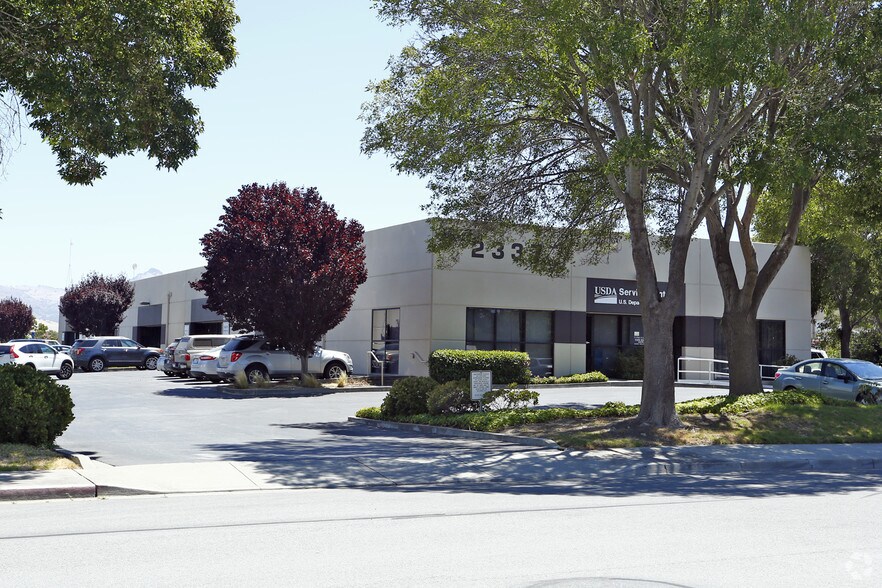 More Photos Of 2337 Technology Pky, Hollister Warehouse For Lease