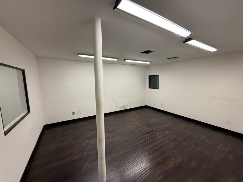 More Photos Of 6917-6921 Valjean Ave, Van Nuys Showroom For Lease