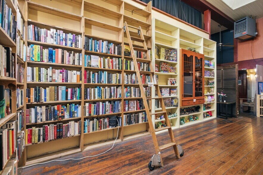 More Photos Of 657 E Main St, Cottage Grove Restaurant For Sale