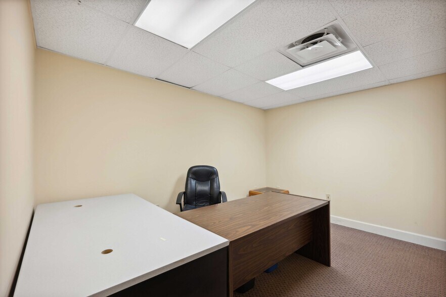 More Photos Of 16238-16242 N Florida Ave, Lutz Office Residential For Lease