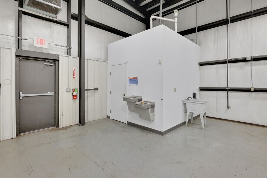 More Photos Of 201 Pickettville Rd, Jacksonville Warehouse For Lease