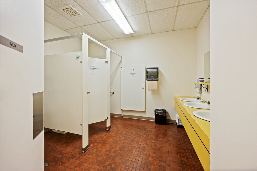 More Photos Of 19 Lunar Dr, Woodbridge Medical For Lease
