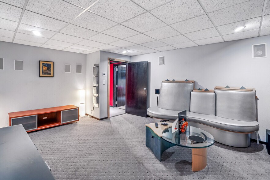 More Photos Of 4931 Douglas Ave, Des Moines General Retail For Sale