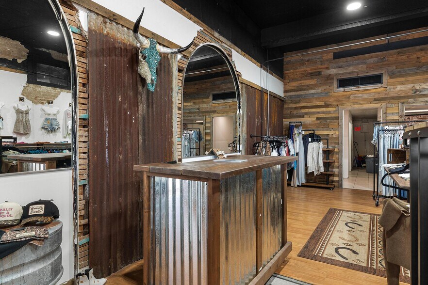 More Photos Of 200 W Main St, Leesburg Storefront Retail Residential For Lease