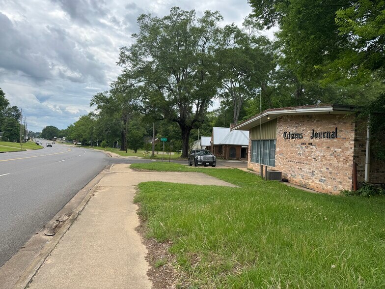 More Photos Of 306 W Main St, Atlanta Freestanding For Sale