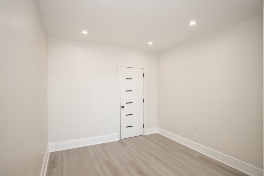 More Photos Of 6717 Myrtle Ave, Glendale Storefront Retail Residential For Sale