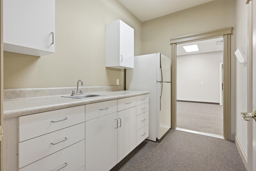 More Photos Of 2307 Missouri Ave, Carthage Light Distribution For Sale