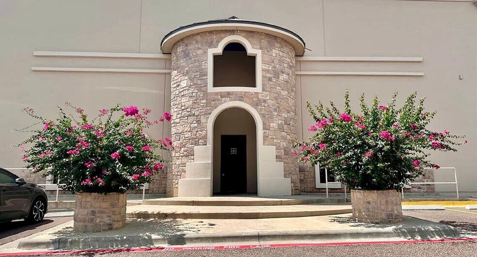 More Photos Of 806 Hallmark Dr, Laredo Warehouse For Lease