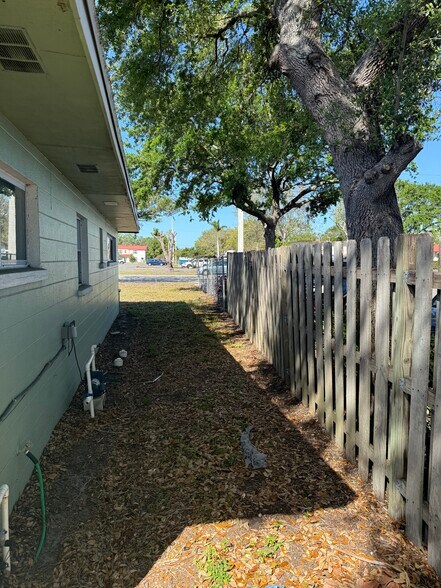 More Photos Of 3111 26th St W, Bradenton Flex For Sale