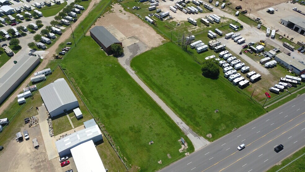 More Photos Of 13004 N Navarro St, Victoria Distribution For Sale