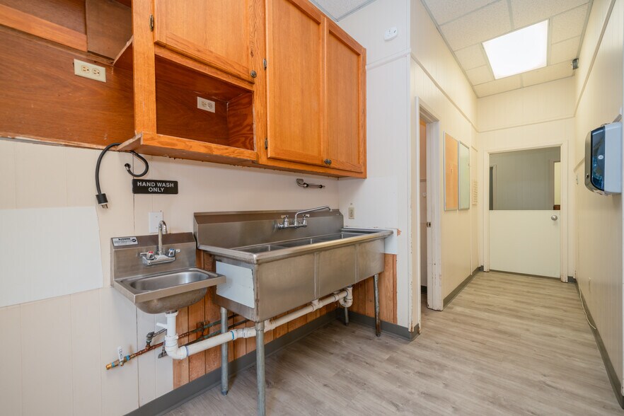 More Photos Of 1809 Alpine Rd, Longview Office For Sale