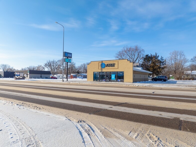 More Photos Of 1459 SW Dakota Ave, Huron Freestanding For Sale