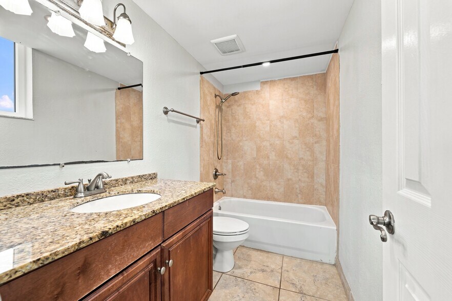 More Photos Of 2725 Coconut Bay Ln, Sarasota Apartments For Sale