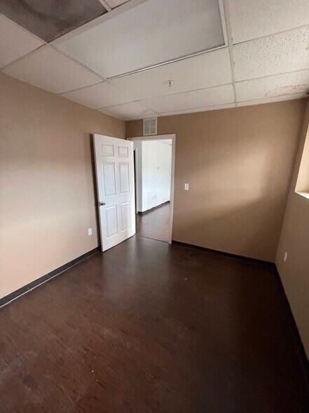 More Photos Of 6618-6628 26th Ct E, Sarasota Warehouse For Lease