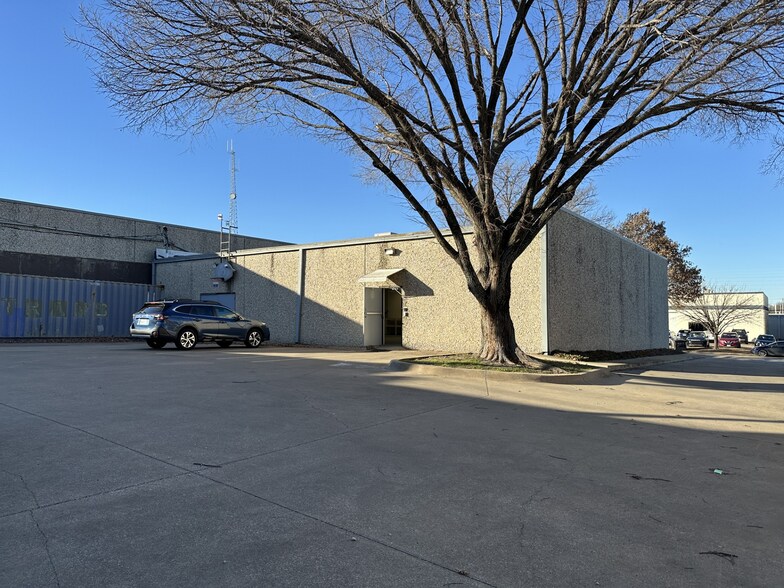More Photos Of 2014 Platinum St, Garland Warehouse For Lease
